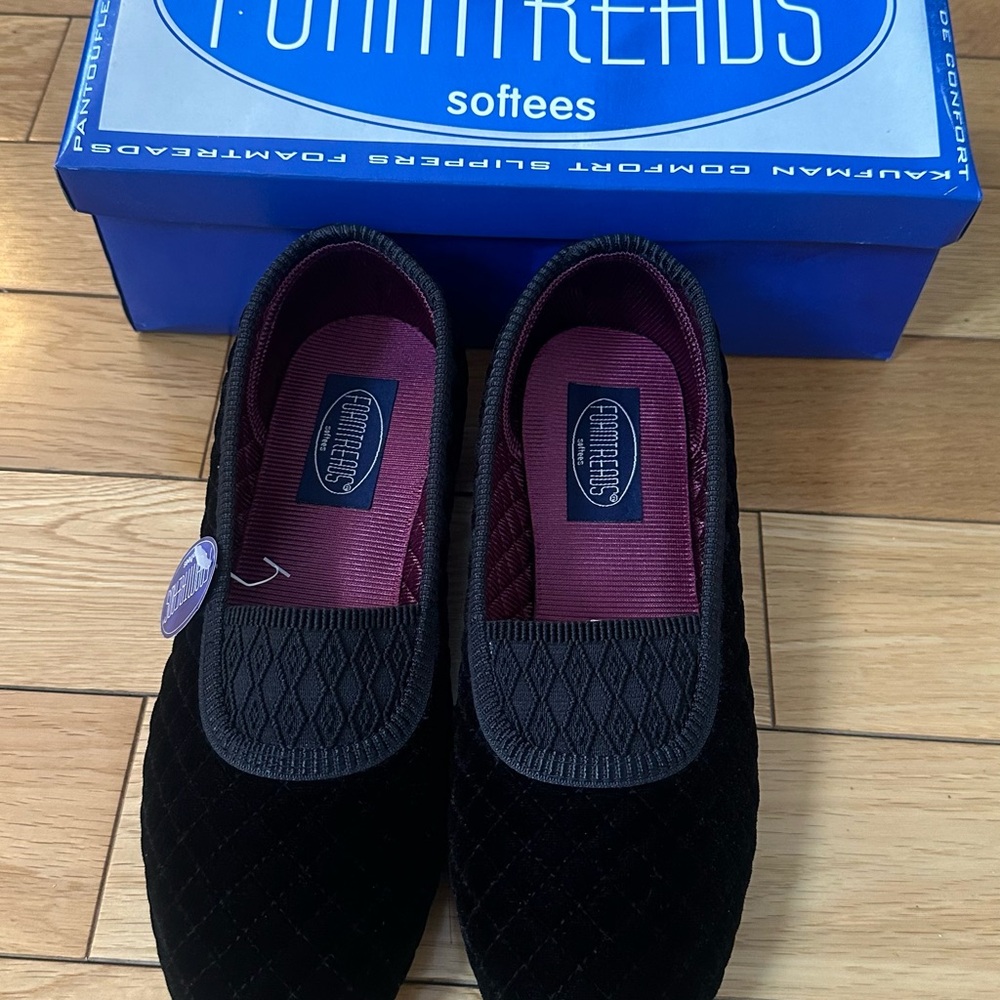 NWT Foamtreads velvet slippers
